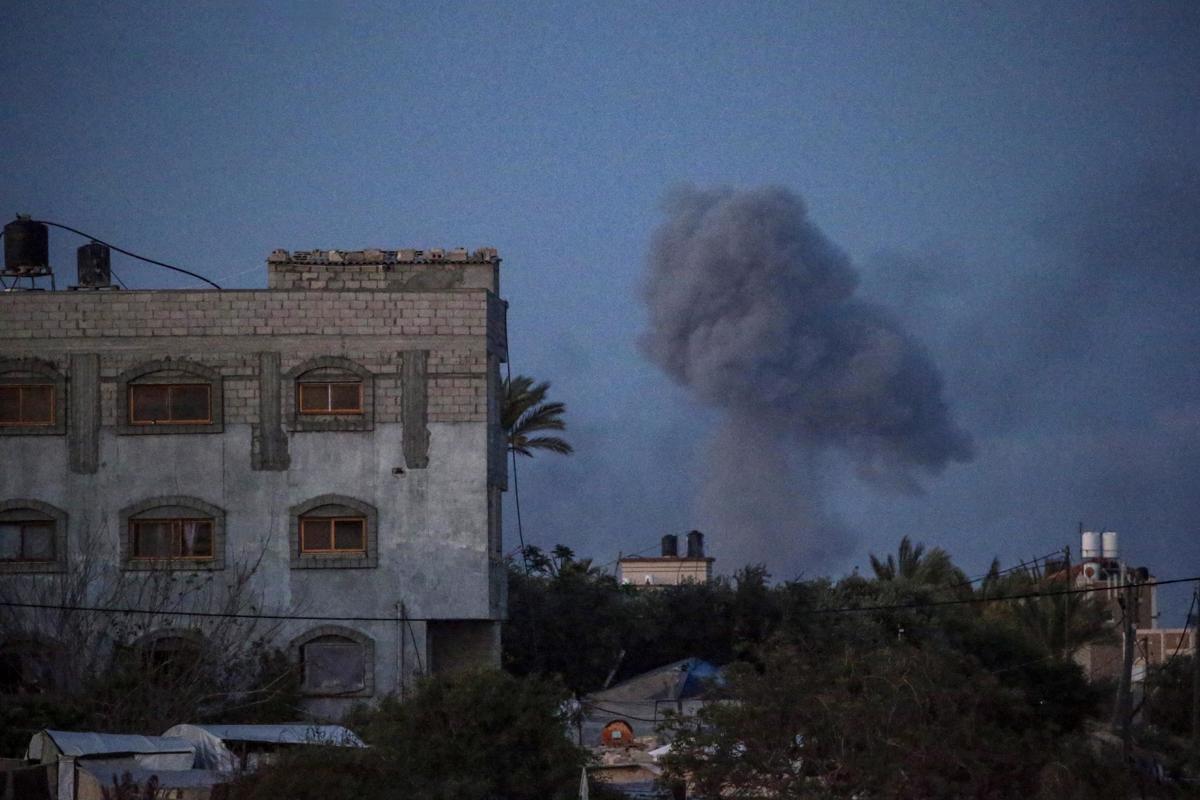 El humo se eleva tras un ataque aéreo israelí en el norte de la Franja de Gaza, visto desde un área de Khan Yunis, en el sur de la Franja de Gaza, la tarde del 10 de abril de 2024 (Emitido el 11 de abril de 2024). EFE/EPA/MOHAMMED SABRE