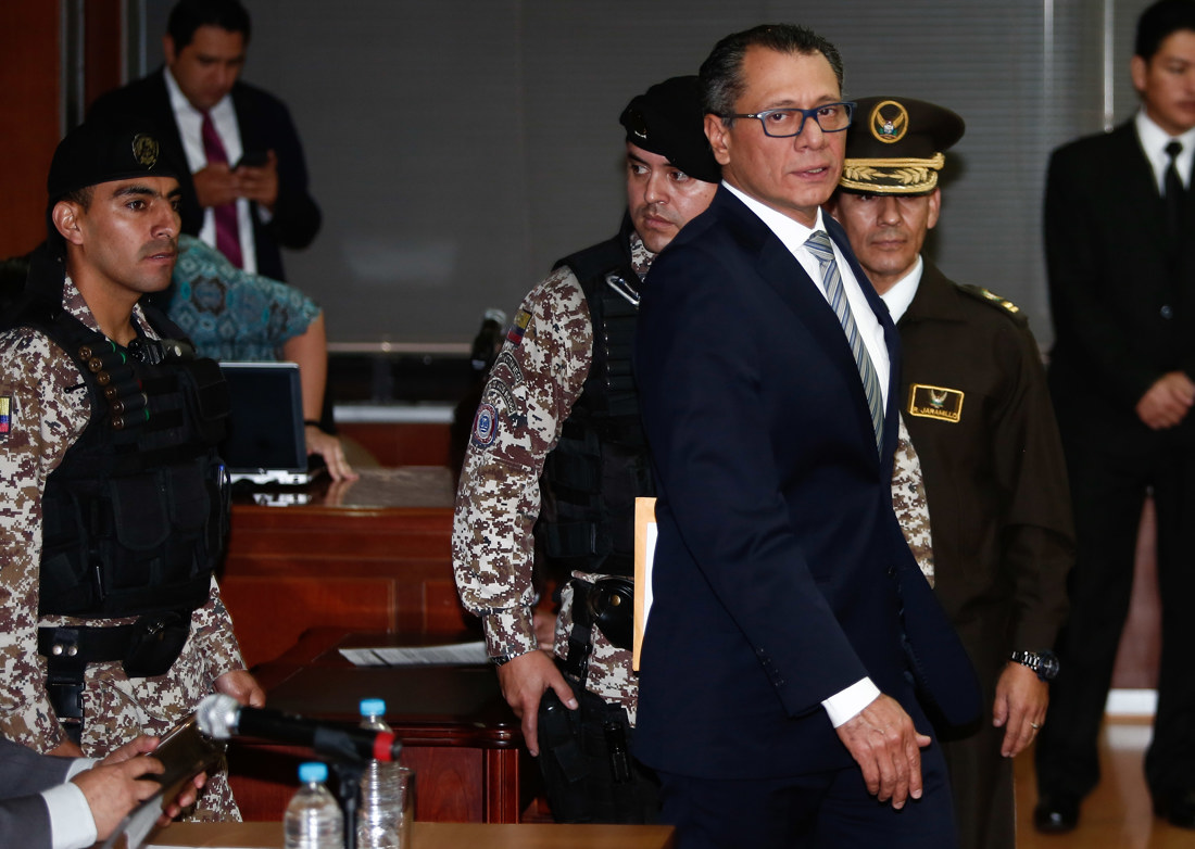 Foto de archivo del exvicepresidente de Ecuador Jorge Glas (c). EFE/José Jácome