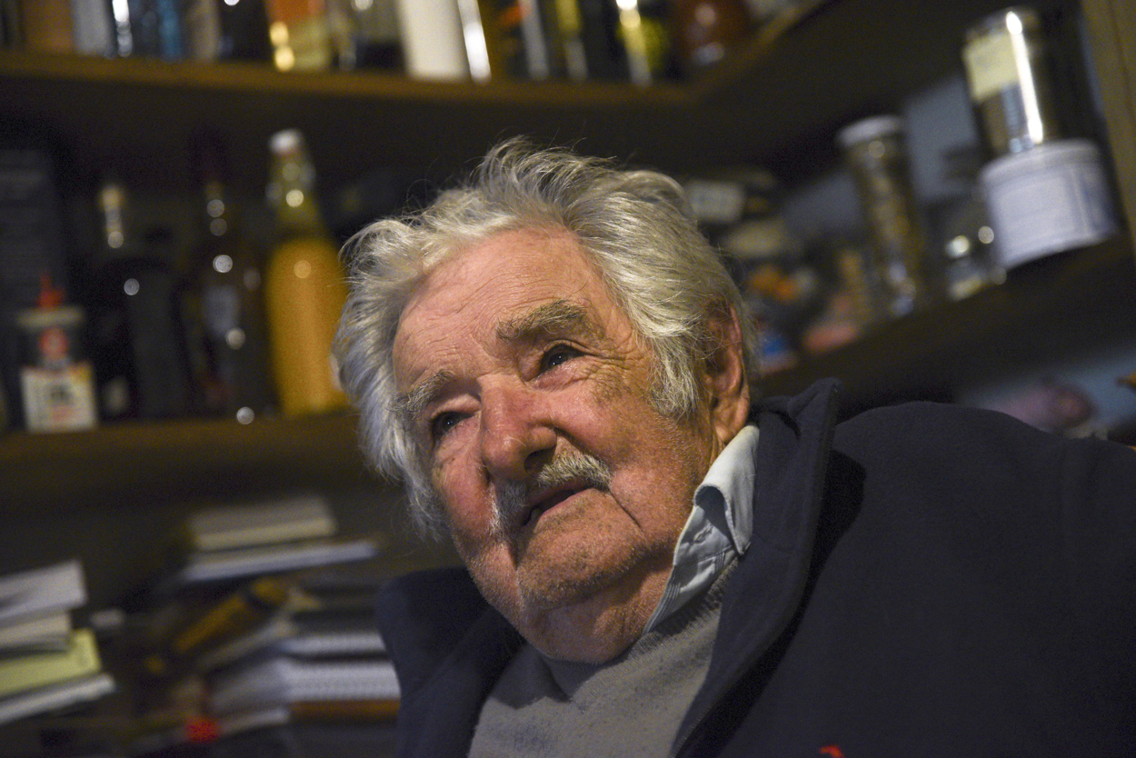 El expresidente de Uruguay José Mujica habla durante una entrevista con EFE, el 22 de abril de 2024, en Montevideo (Uruguay). El expresidente anunció este lunes que tiene un tumor en el esófago. EFE/ Sofía Torres