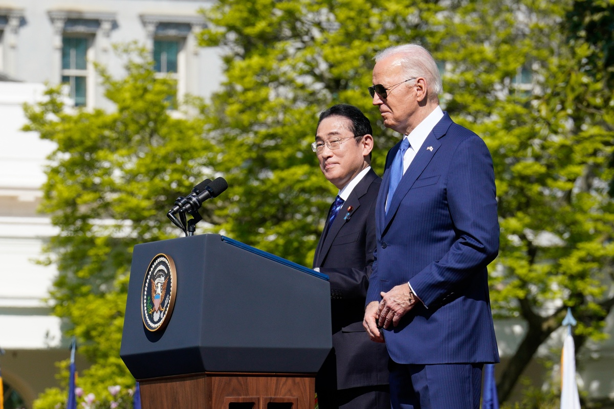 Foto del presidente de EUA, Joe Biden (d), y el primer ministro japonés, Fumio Kishida (i), durante una ceremonia en la Casa Blanca, en Washington (Estados Unidos). EFE/Yuri Gripas