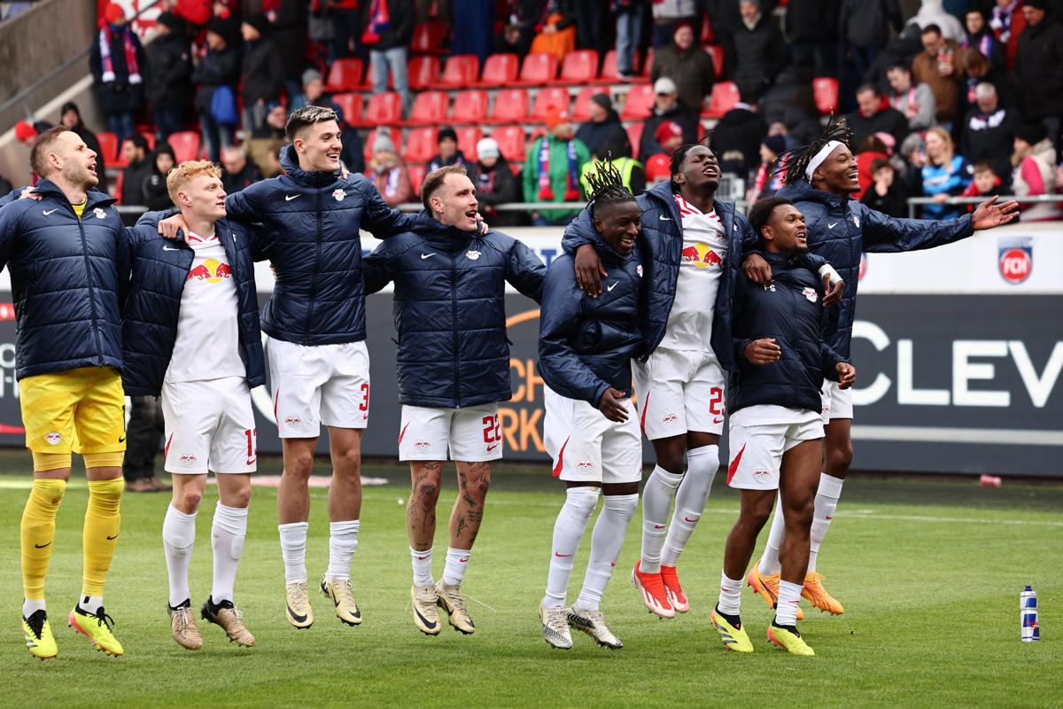 Los jugadores del Leipzi celebra la victoria tras el partido de la Bundesliga que jugaron al. FC Heidenheim y RB Leipzig en Heidenheim, Alemania. EFE/EPA/ANNA SZILAGYI