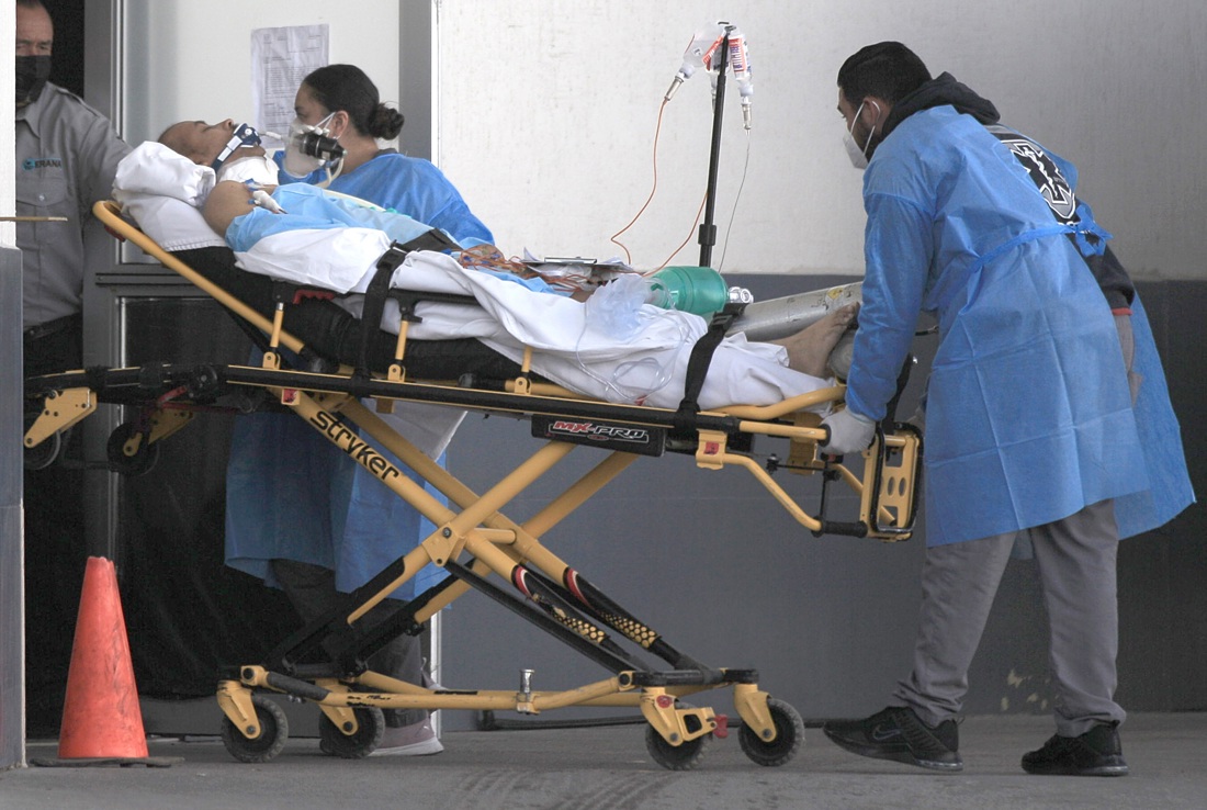 Trabajadores de la salud ingresan a una persona al hospital. EFE/Luis Torres