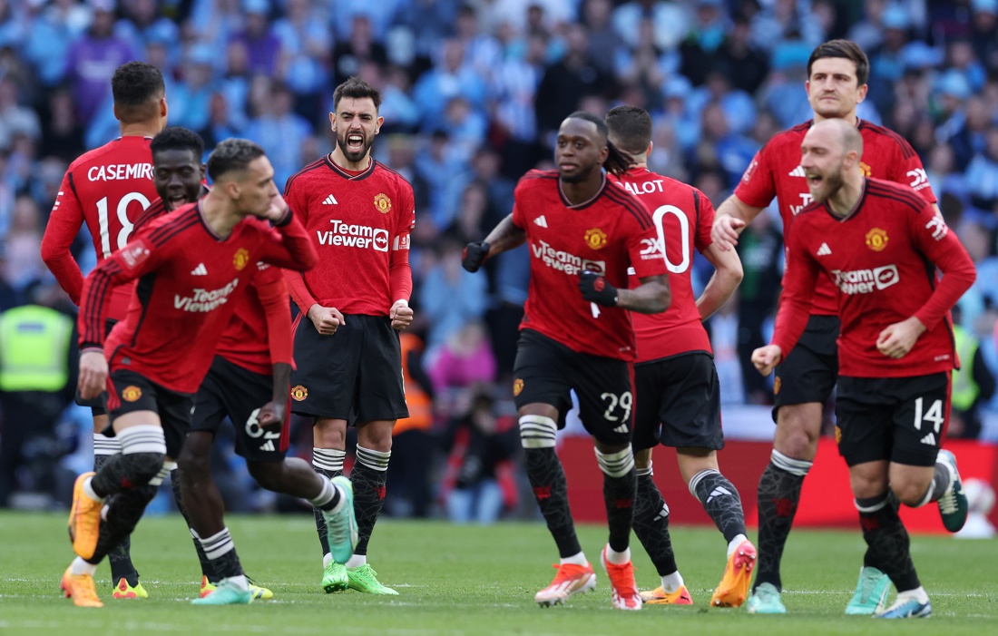 Los jugadores del Manchester United celebra el pase a la final de la FA Cup tras un agónico duelo con el Coventry City que se decidió en los penaltis. EFE/EPA/ANDY RAIN