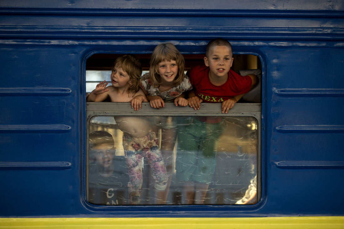 Imagen de archivo de niños evacuados en un tren desde la región ucraniana del Donbás. EFE/Orlando Barría