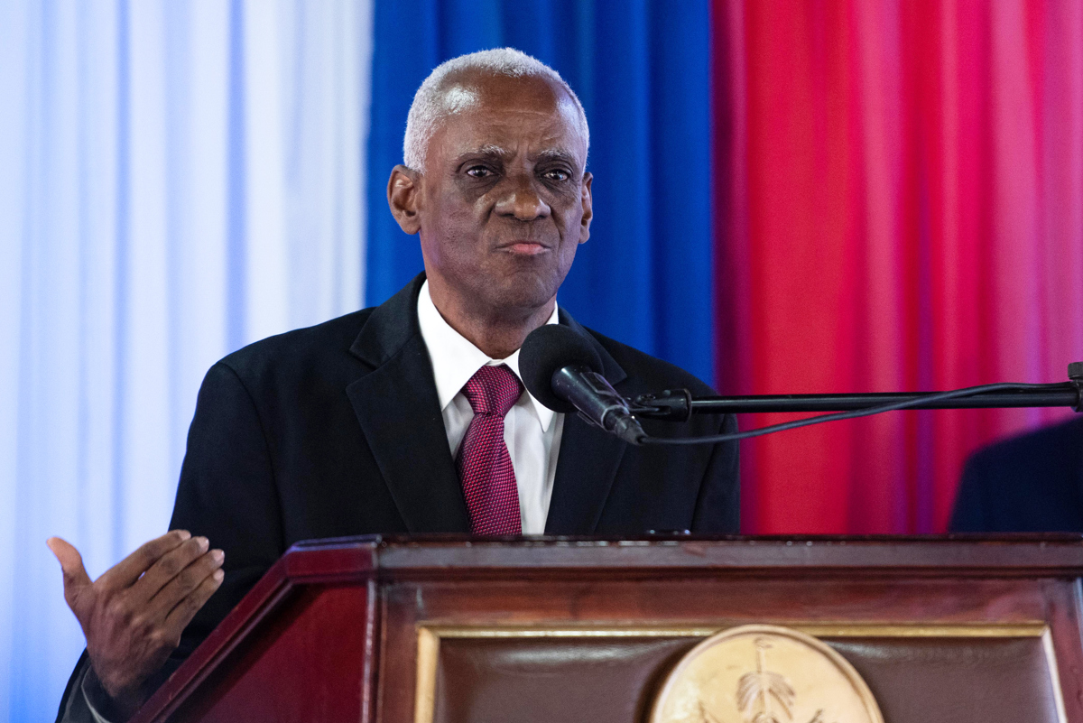 Edgard Leblanc Fils, antiguo presidente del Senado, habla después de ser nombrado como presidente del Consejo Presidencial de Transición, en el despacho del Primer Ministro en la Villa d'Accueil de Bourdon, en Puerto Príncipe (Haití). EFE/Johnson Sabin