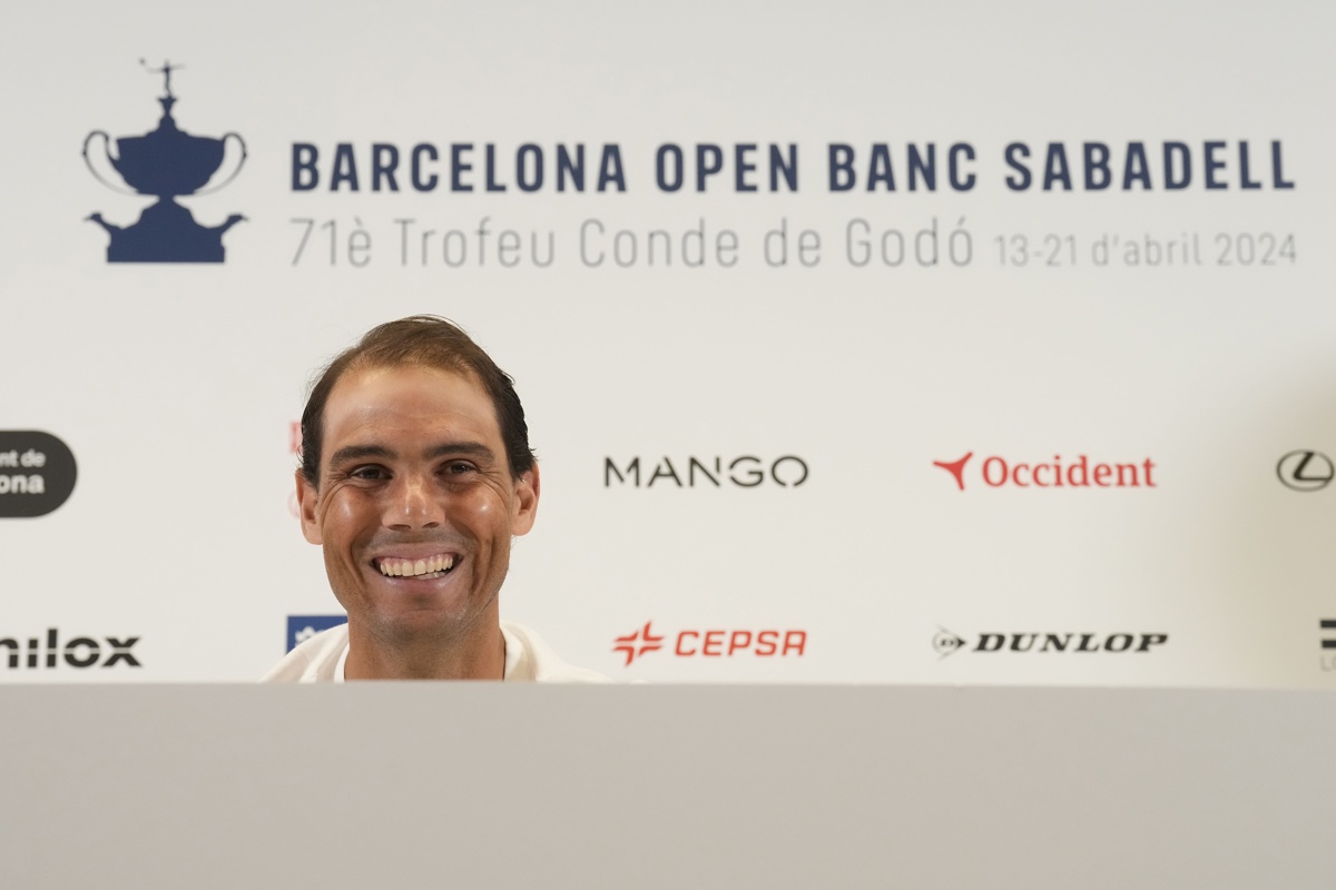 El tenista español Rafael Nadal, durante la rueda de prensa que ha ofrecido este lunes después de completar su último entrenamiento en Godó. EFE/ Enric Fontcuberta