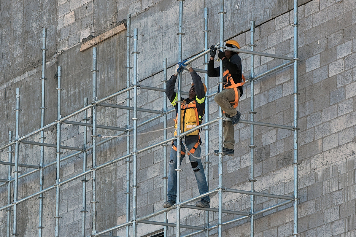 Fotografía de archivo donde se observa a obreros trabajando en una construcción el 2 de marzo de 2024, en Ciudad Juárez (México). EFE/Luis Torres
