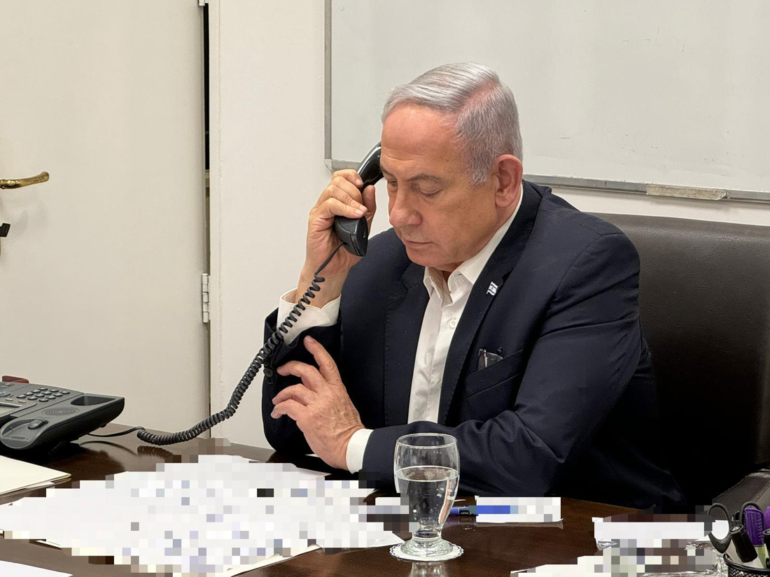Fotografía editada por la fuente, divulgada por la cuenta oficial en la red social X @IsraeliPM del primer ministro israelí, Benjamín Netanyahu, durante una conversación telefónica con el presidente estadounidense, Joe Biden. EFE/ @IsraeliPM