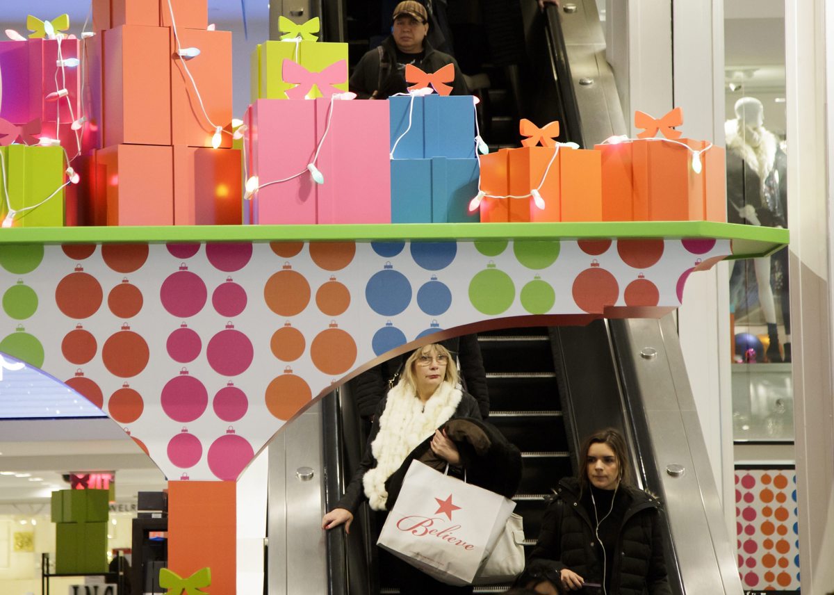 Varias personas realizan compras en Nueva York, Estados Unidos, en una fotografía de archivo. EFE/Justin Lane