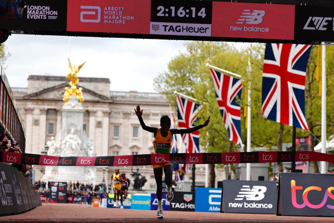 La keniana Peres Jepchirchir finaliza primera en la carrera femenina del Maratón de Londres y bate el récord mundial. EFE/EPA/TOLGA AKMEN