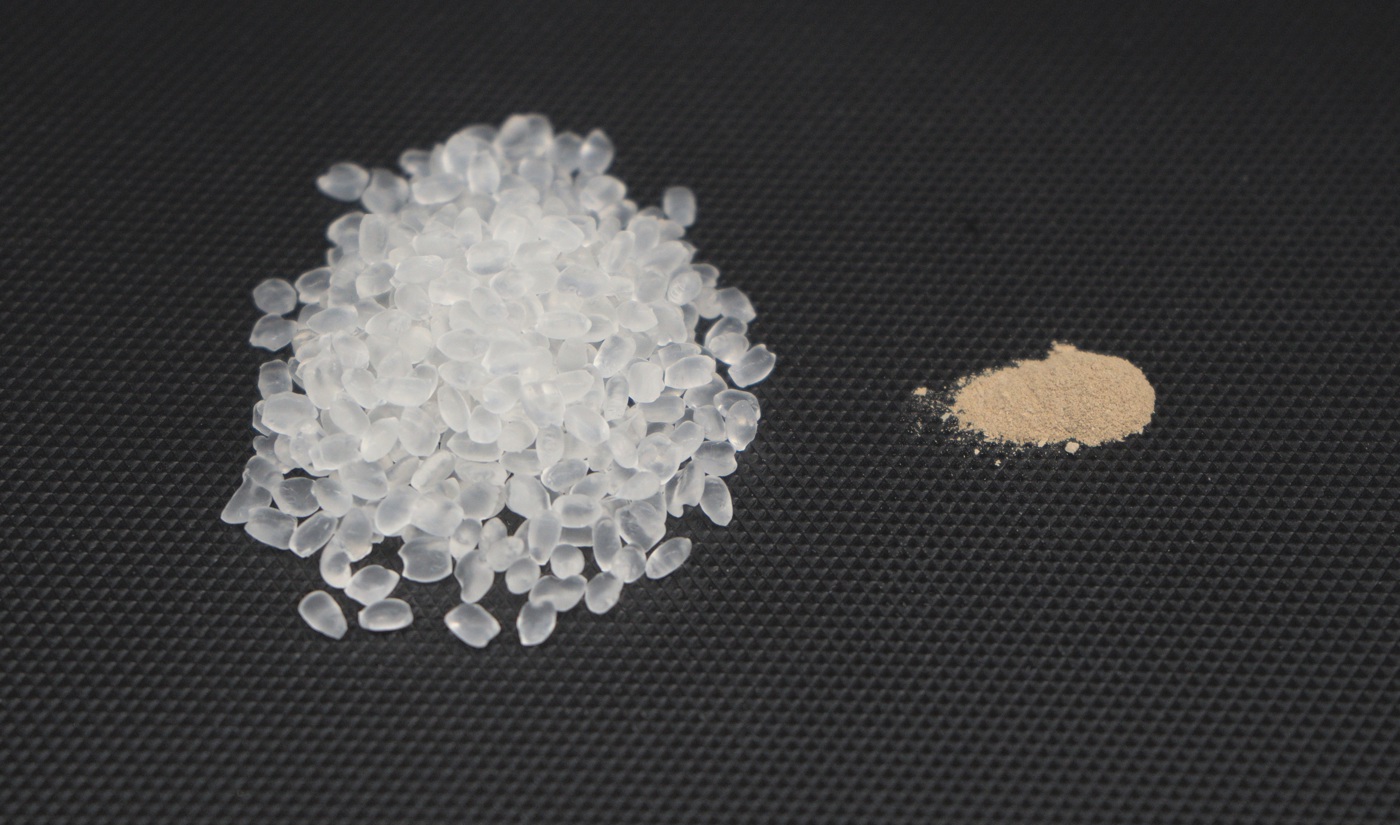 Bolitas de poliuretano termoplástico (izquierda) y polvos de esporas (derecha) que se mezclan para fabricar el nuevo material de termoplástico biocompuesto degradable. Crédito: Han Sol Kim