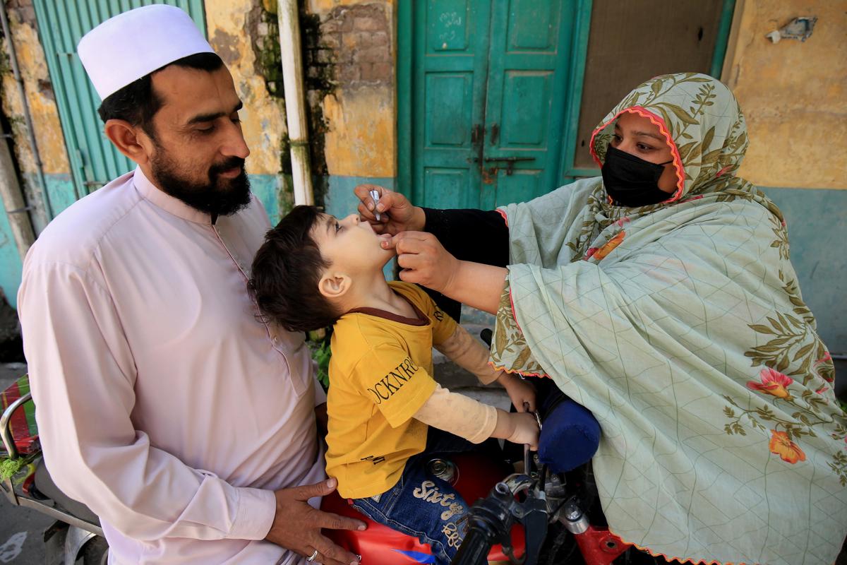 Un trabajador sanitario administra gotas de vacuna contra la polio a un niño durante una campaña de vacunación puerta a puerta, en Peshawar, Pakistán, 29 de abril de 2024. EFE/EPA/BILAWAL ARBAB