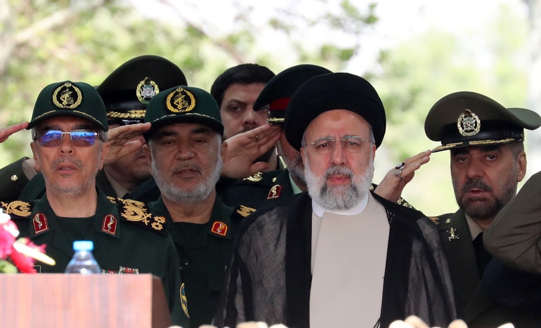 El presidente iraní, Ebrahim Raisí, durante la celebración anual del Día del Ejército en una base militar en Teherán, Irán, el 17 de abril de 2024. EFE/EPA/ABEDIN TAHERKENAREH