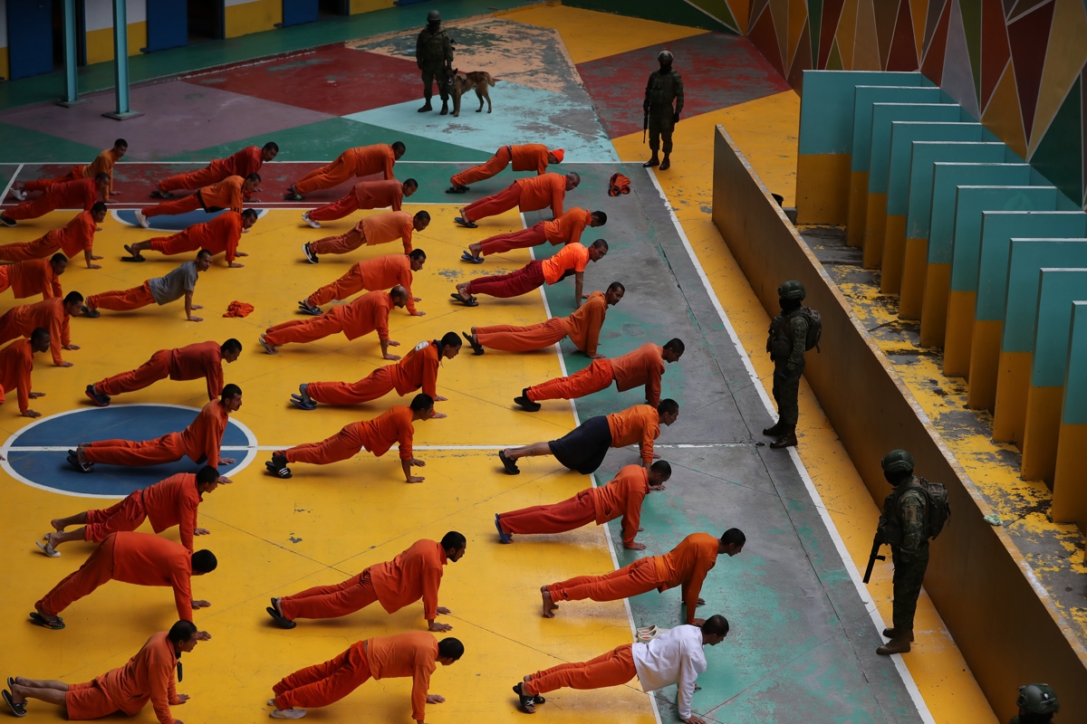 Fotografía de archivo del 22 de febrero de 2024 de reclusos mientras realizan ejercicios durante un recorrido de la prensa a la cárcel de Cotopaxi, en Latacunga (Ecuador). EFE/ José Jácome