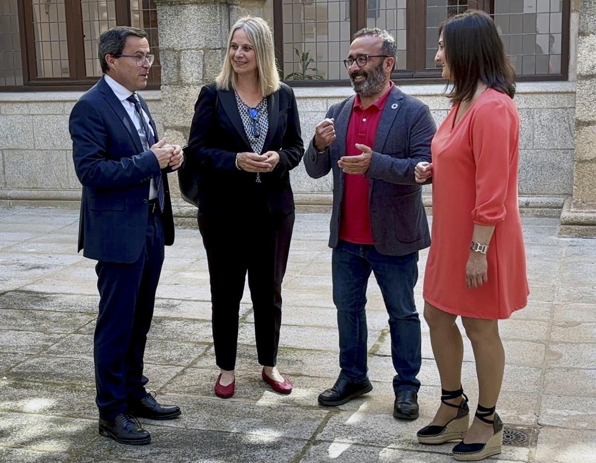 Los presidentes de las Diputaciones Provinciales de Cáceres y Badajoz, Miguel Ángel Morales (2derecha) y Miguel Ángel Gallardo (izquierda), respectivamente, mantienen un encuentro con la directora ejecutiva en España de la Agencia de Naciones Unidas para la población refugiada de Palestina (UNRWA), Raquel Martí (2izquierda). EFE/Eduardo Villanueva