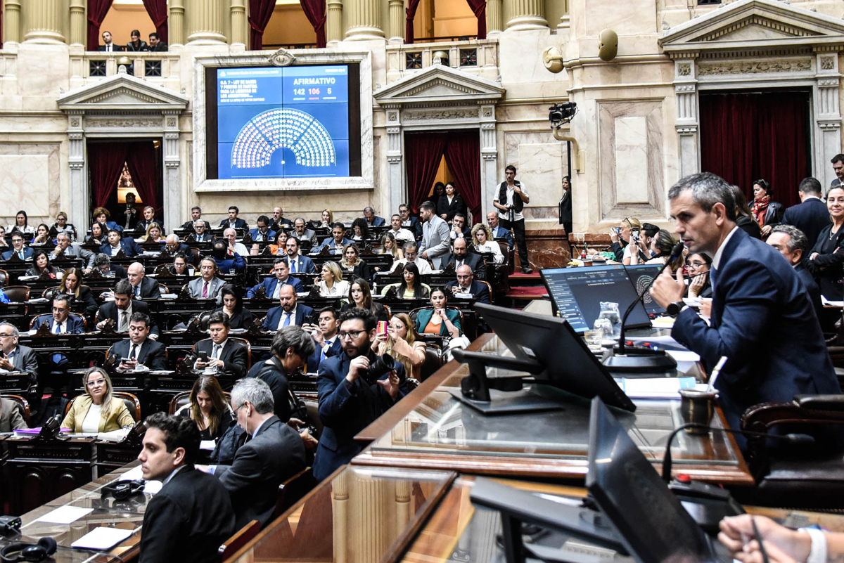 El presidente de la Cámara de Diputados de Argentina, Martín Menem, anuncia el resultado de la votación del proyecto en general de la Ley Bases y Puntos de Partida para la Libertad de los Argentinos, más conocida como “ley ómnibus”, impulsada por el Ejecutivo de Javier Milei, este martes en el Congreso de la Nación, en Buenos Aires. EFE/Departamento de Fotografía de la Cámara de Diputados de Argentina