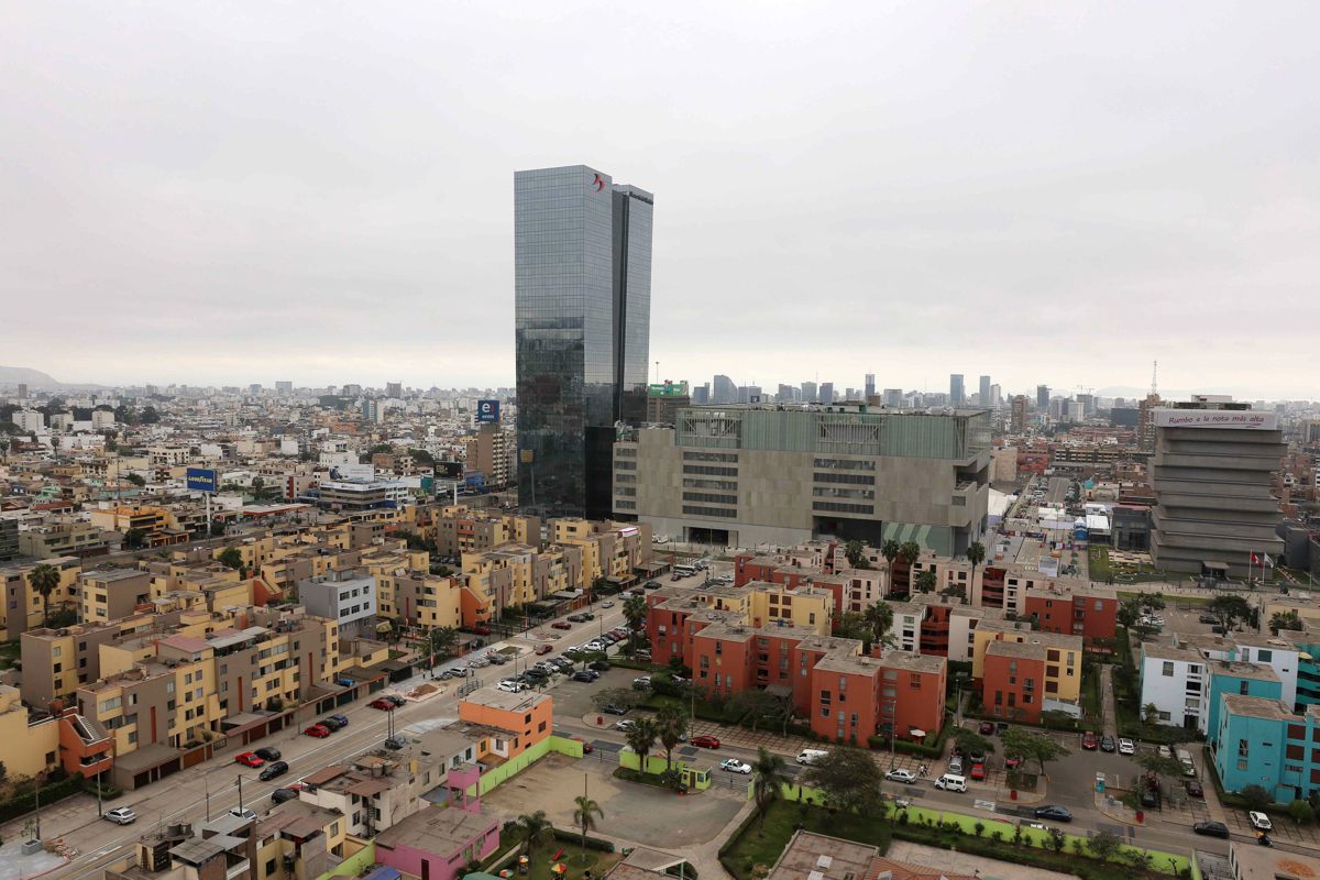 Vista panorámica del edificio central del Banco de la Nación (c), en una fotografía de archivo. EFE/Ernesto Arias