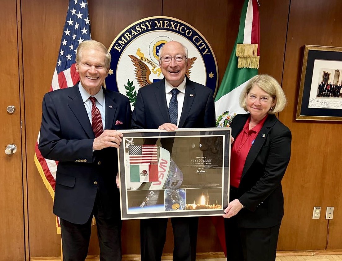 Bill Nelson, director de la NASA; Ken Salazar, embajador de Estados Unidos en México; y la subdirectora de la NASA, Pamela Melroy. Fotografía: Twitter.