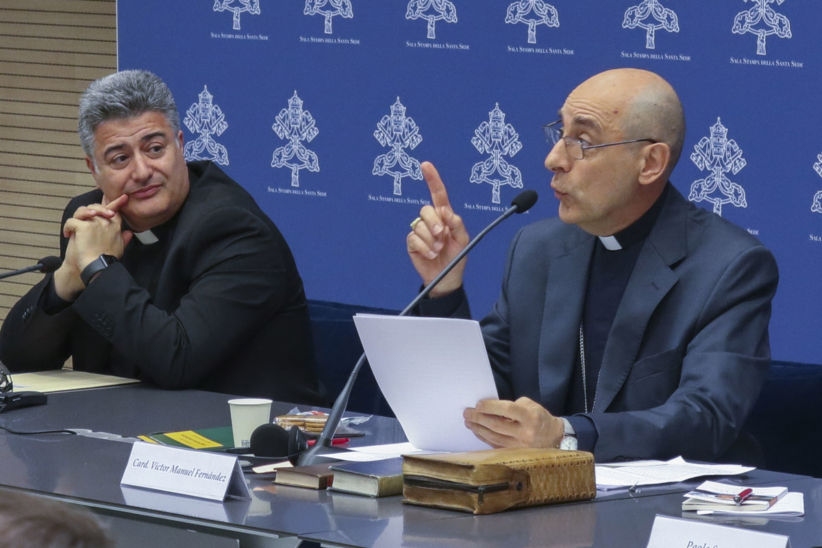 El nuevo prefecto, el cardenal argentino Víctor Manuel Fernández (derecha), junto al subsecretario adjunto de Doctrina de la Fe, el sacerdote Armando Matteo (izquierda), presenta el documento titulado “Dignitas infinita”, este lunes en Ciudad del Vaticano. EFE/Daniel Cáceres