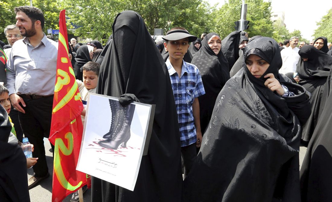 Varias mujeres iraníes, entre las que se incluyen algunas totalmente tapadas con el velo, participan en una manifestación tras la oración de los viernes en Teherán. Esta manifestación pide al Gobierno que se intensifiquen las medidas sobre los hombres y las mujeres que violan el código de vestido. EFE/Abedin Taherkenareh