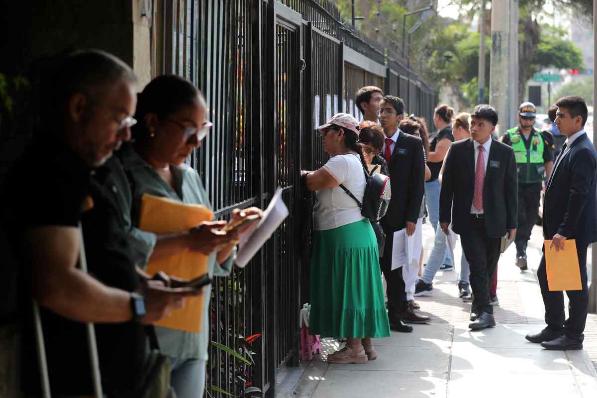 Decenas de peruanos acuden a la Embajada de México para informarse acerca de la nueva visa impuesta de forma intempestiva por el país norteamericano, cuando muchos de ellos ya tenían viajes reservados, este miércoles en Lima (Perú). EFE/Paolo Aguilar