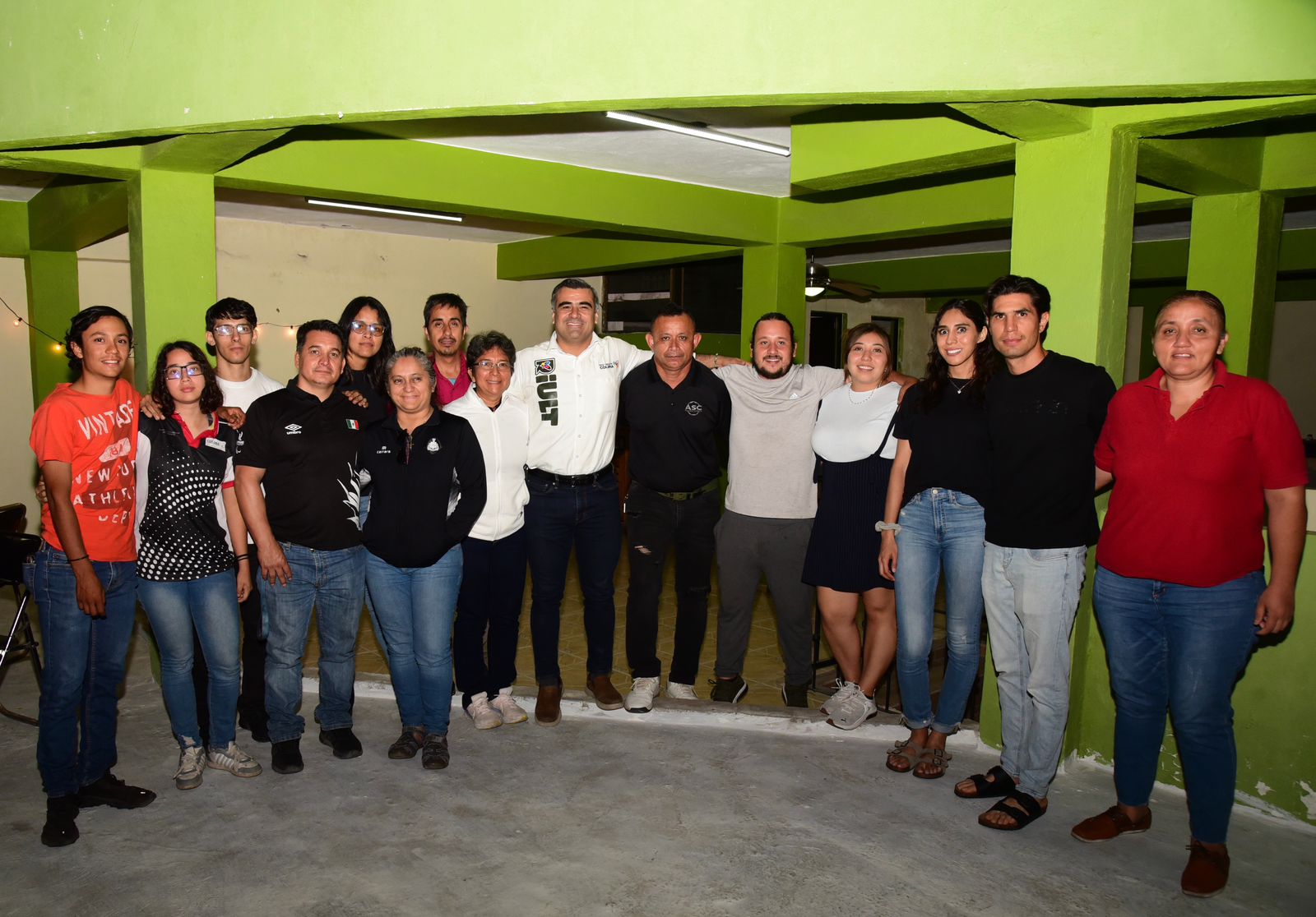 El candidato Riult Rivera en una reunión con ciclistas, voleibolistas, futbolistas, entre otros deportistas del estado de Colima.