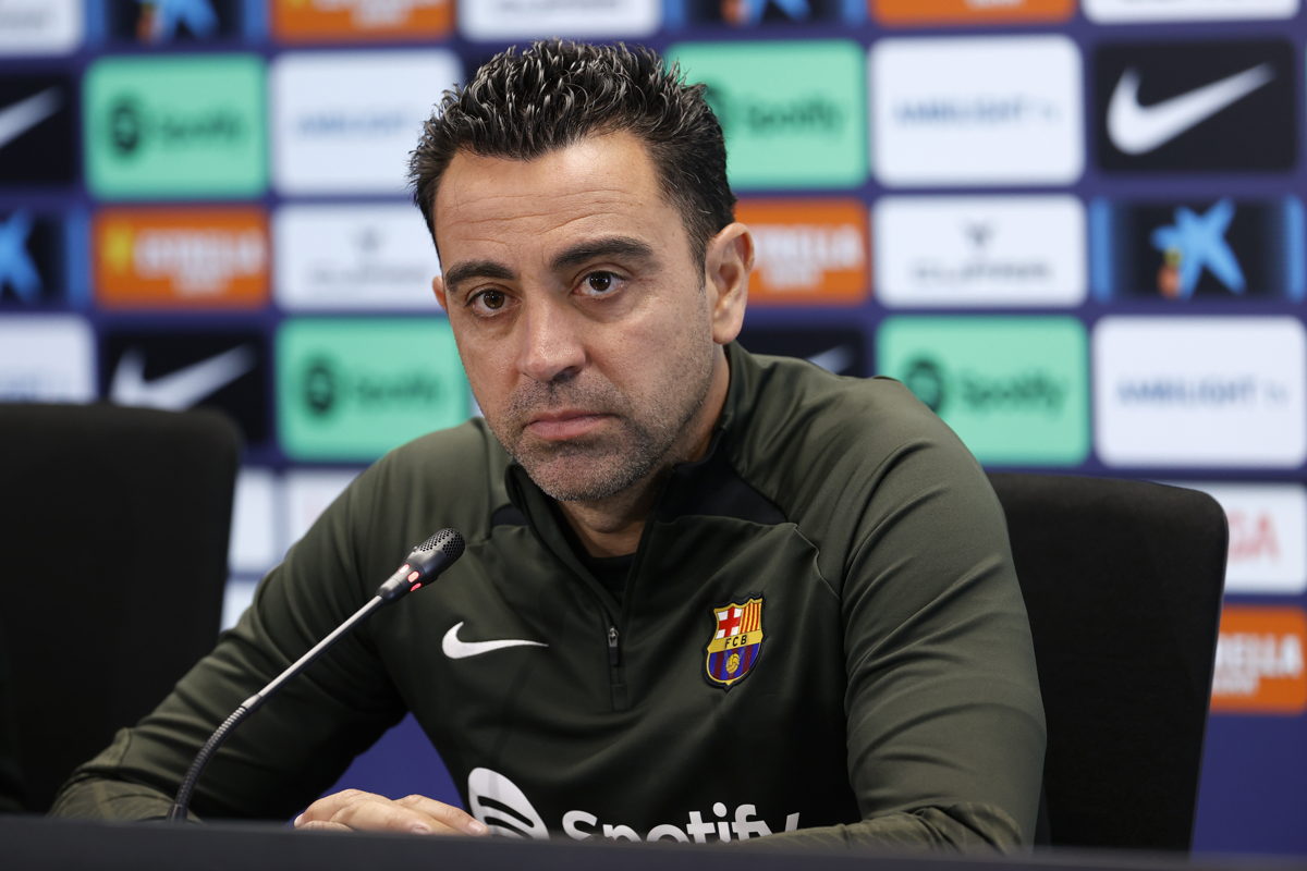 El técnico del FC Barcelona, Xavi Hernández, durante la rueda de prensa posterior al entrenamiento que realizó la plantilla barcelonista este sábado en la Ciudad Deportiva Joan Gamper para preparar el partido de liga que disputarán mañana ante el Real Madrid en el Santiago Bernabéu. EFE/ Toni Albir