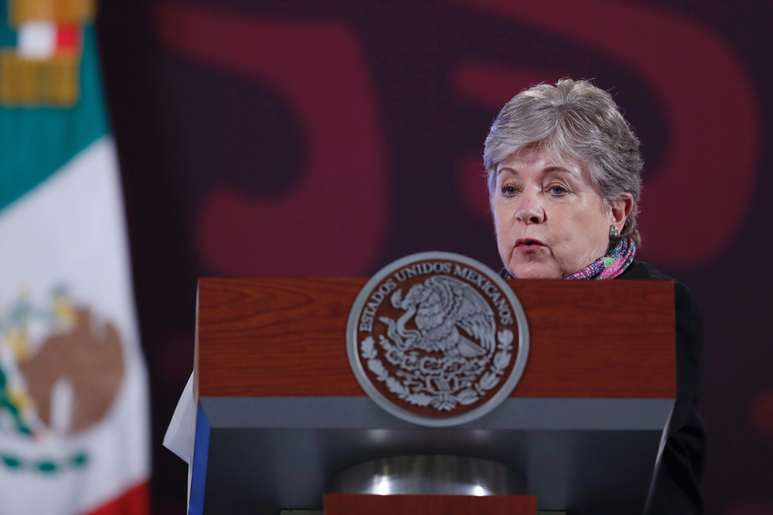 La secretaria de Exteriores , Alicia Bárcena, habla durante una rueda de prensa en el Palacio Nacional de la Ciudad de México (México). EFE/ Sáshenka Gutiérrez