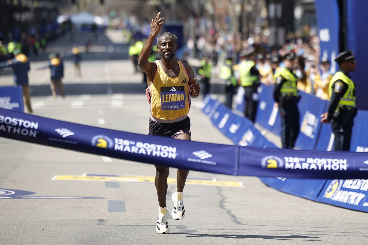 El etíope Sisay Lemma al ganar la edición 128 del Maratón de Boston, en la capital del Estado de Massachusetts (EE.UU.) EFE/CJ Gunther