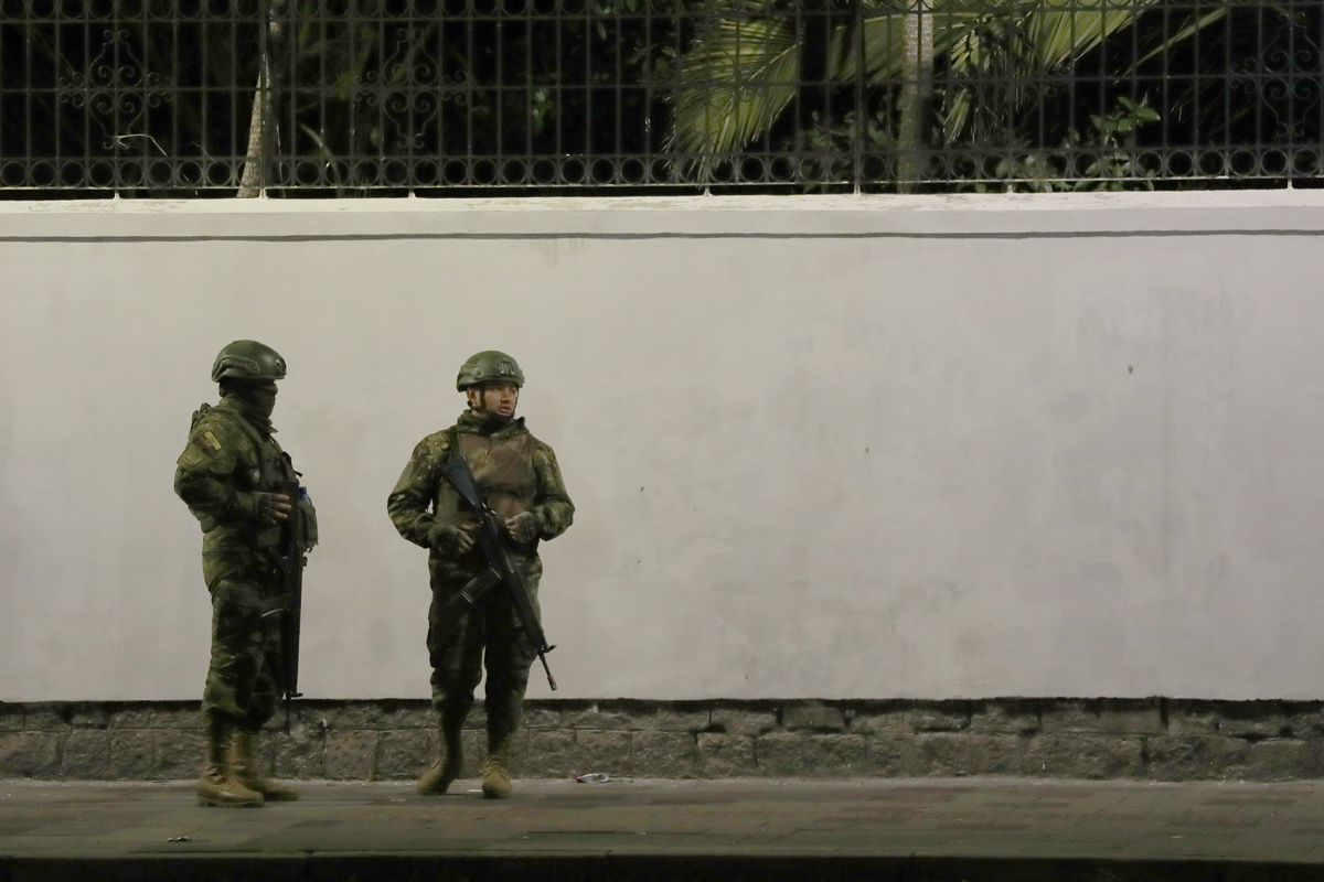 Agentes policiales y militares hacen presencia a las afueras de la Embajada de México en Quito, el pasado jueves en Quito (Ecuador). EFE/ José Jacome