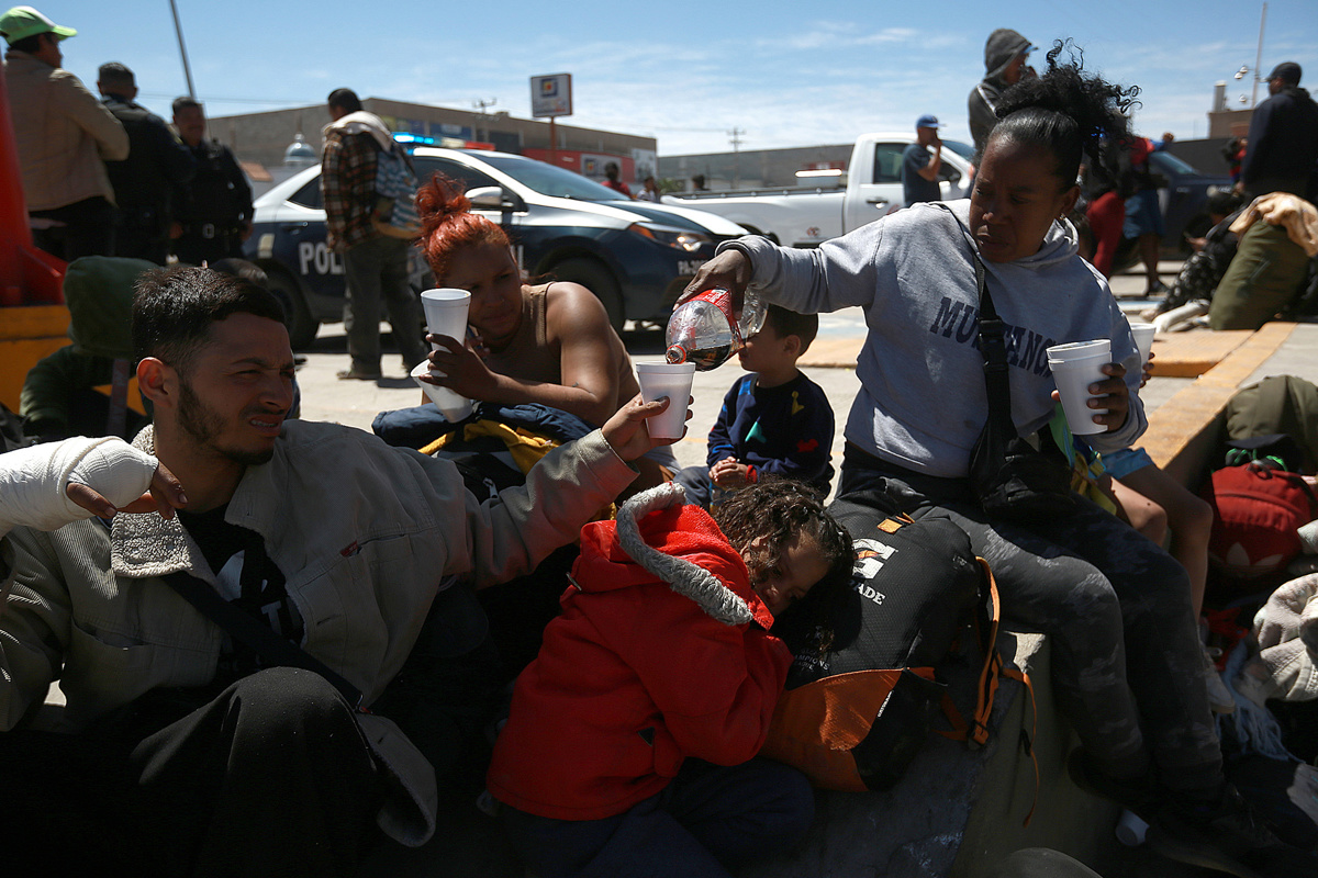 Migrantes permanecen con su familia en un campamento improvisado en Chihuahua (México). EFE/Luis Torres