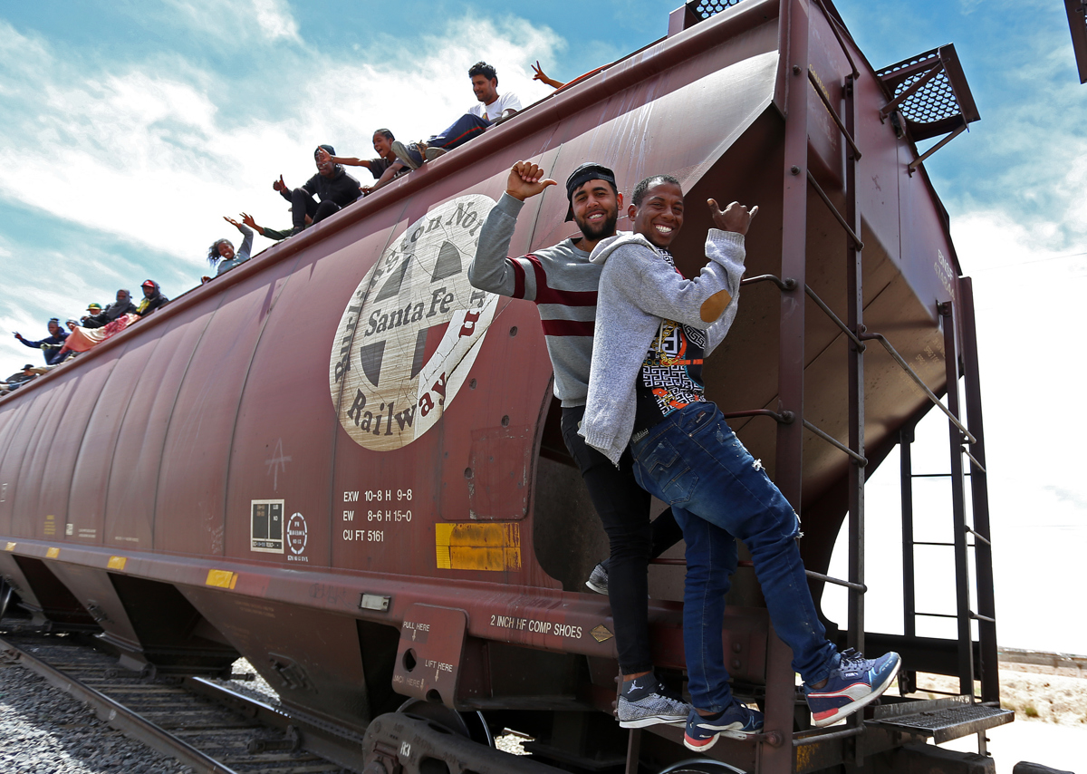 Migrantes llegan en el tren conocido como “La Bestia”, en Ciudad Juárez, Chihuahua (México). EFE/Luis Torres