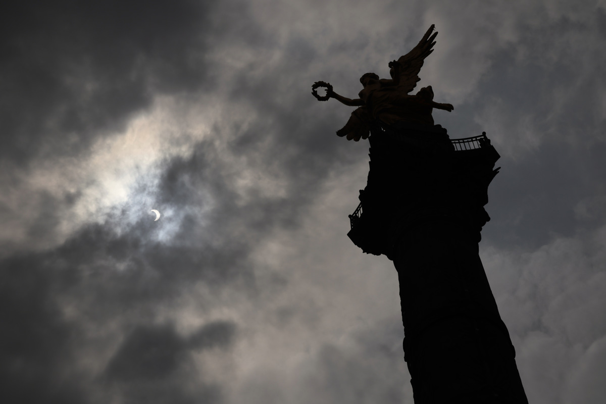 Fotografía de archivo durante el eclipse solar anular, denominado “el anillo de fuego”, desde Ciudad de México (México). EFE/ José Méndez