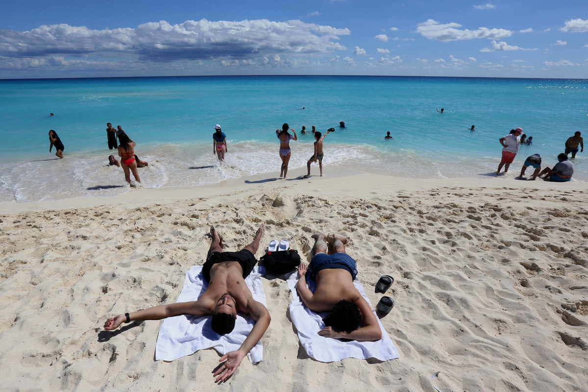 Turistas descansan en una playa de Cancún, en Quintana Roo (México). EFE/Alonso Cupul