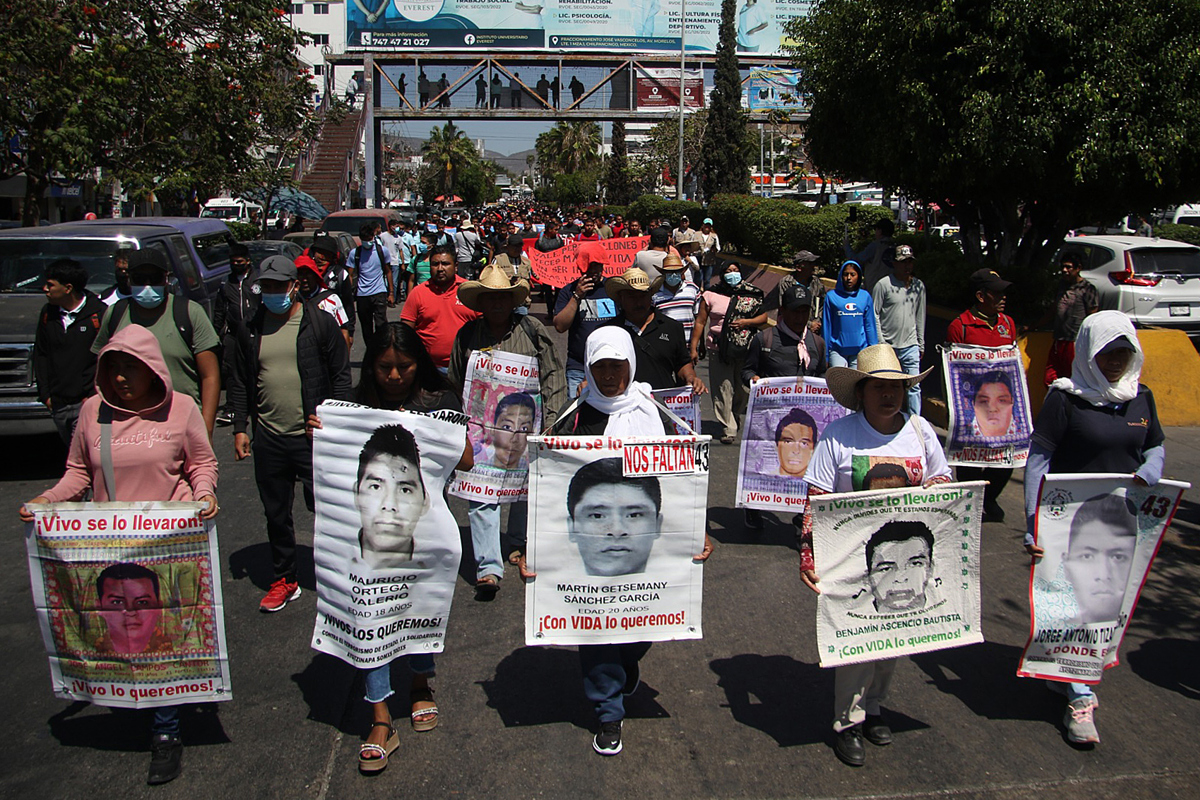 Estudiantes de la escuela rural normal de Ayotzinapa protestan en Chilpancingo (México). Fotografía de archivo. EFE/José Luis de la Cruz