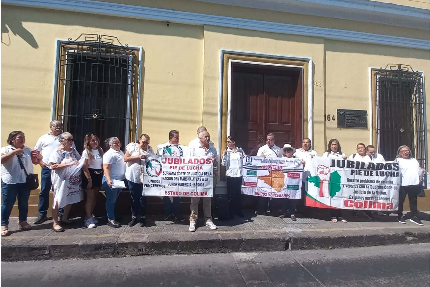 Jubilados y pensionados del IMSS se manifestaron frente a la Casa de la Cultura Jurídica.