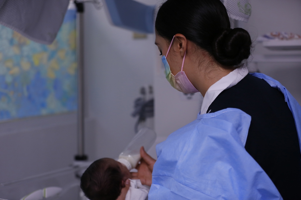 Fotografía de archivo que muestra a una enfermera alimentando a un bebé con leche materna en el área de cuneros del Hospital Civil Fray Antonio Alcalde, en la ciudad de Guadalajara, Jalisco (México). EFE/Francisco Guasco