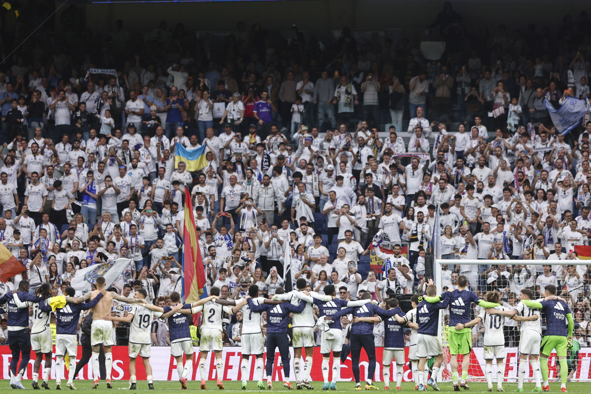 Los jugadores del Real Madrid saludan al público al finalizar el partido de la jornada 34 de la Liga EA Sports que disputaron Real Madrid y Cádiz en el estadio Santiago Bernabéu en Madrid. EFE/Rodrigo Jiménez