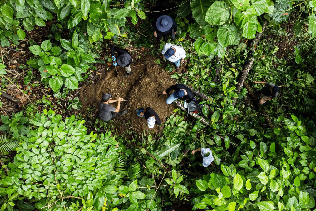 Fotografía cedida que muestra a un grupo personas trabajando en la recuperación de un cuerpo este 4 de mayo de 2024, en Apartadó (Colombia). EFE/ Jurisdicción Especial para la Paz