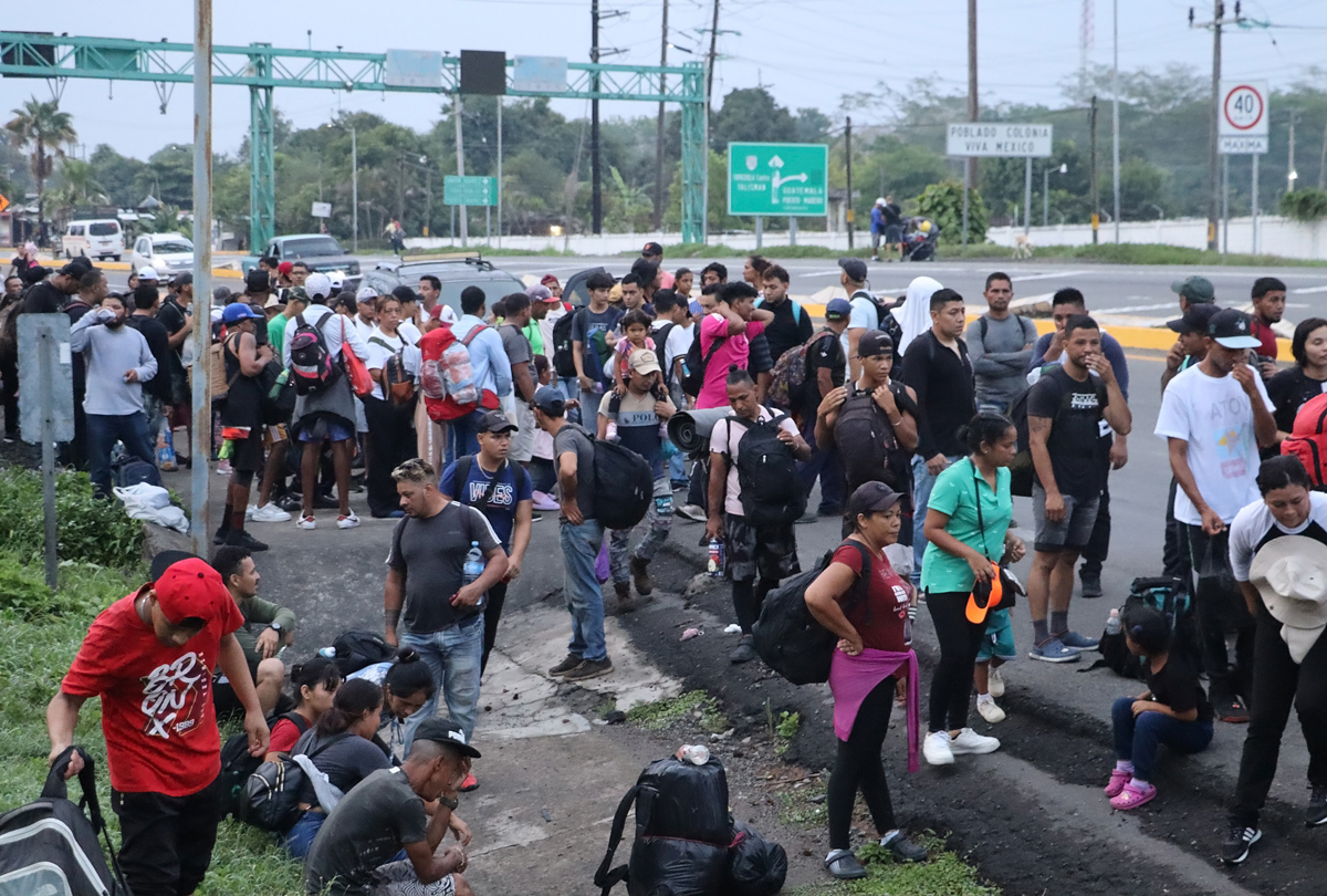 Migrantes caminan en caravana en el municipio de Tapachula en Chiapas (México). EFE/Juan Manuel Blanco