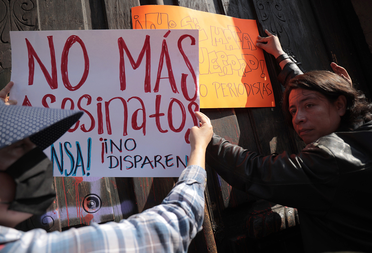 Un grupo de comunicadores protesta por el número de reporteros asesinados en Morelia, Michoacán (México). Fotografía de archivo. EFE/ Iván Villanueva