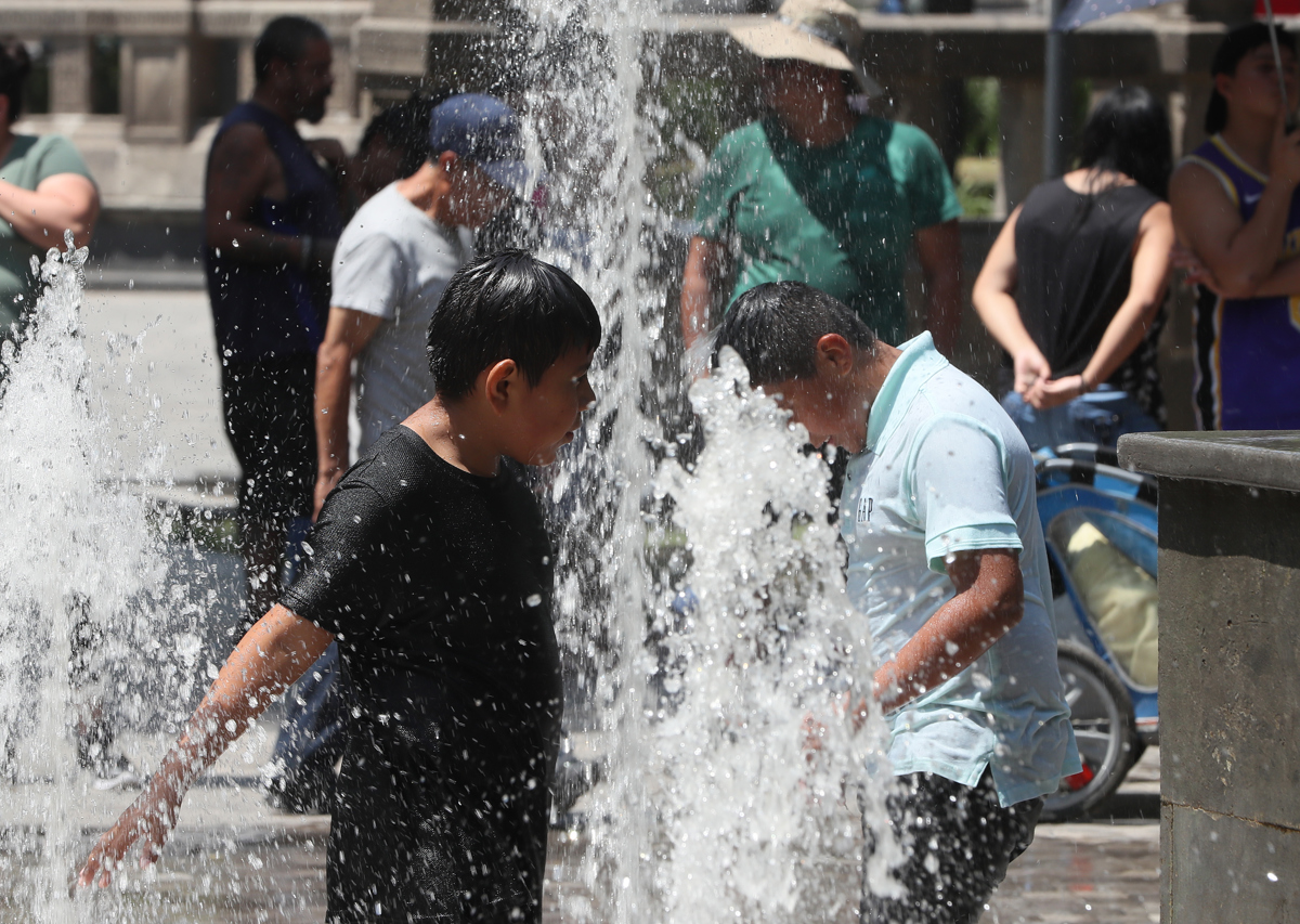 Niños se refrescan en una fuente debido a las altas temperaturas registradas, el 26 de mayo de 2024, en la Ciudad de México (México). EFE/Mario Guzmán