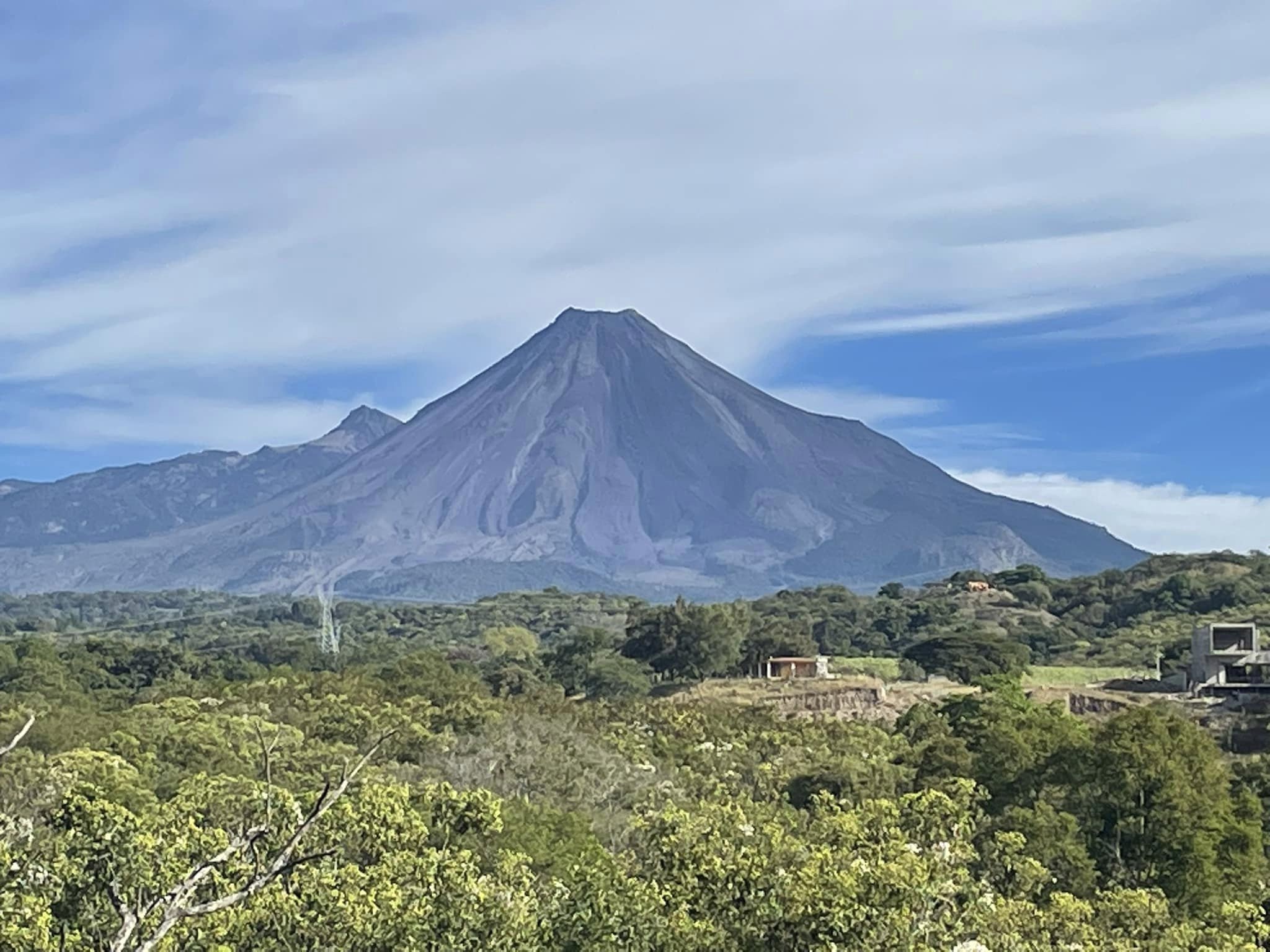 Imagen del Volcán de Colima. Tomada del Facebook: Centro Universitario de Estudios Vulcanológicos.