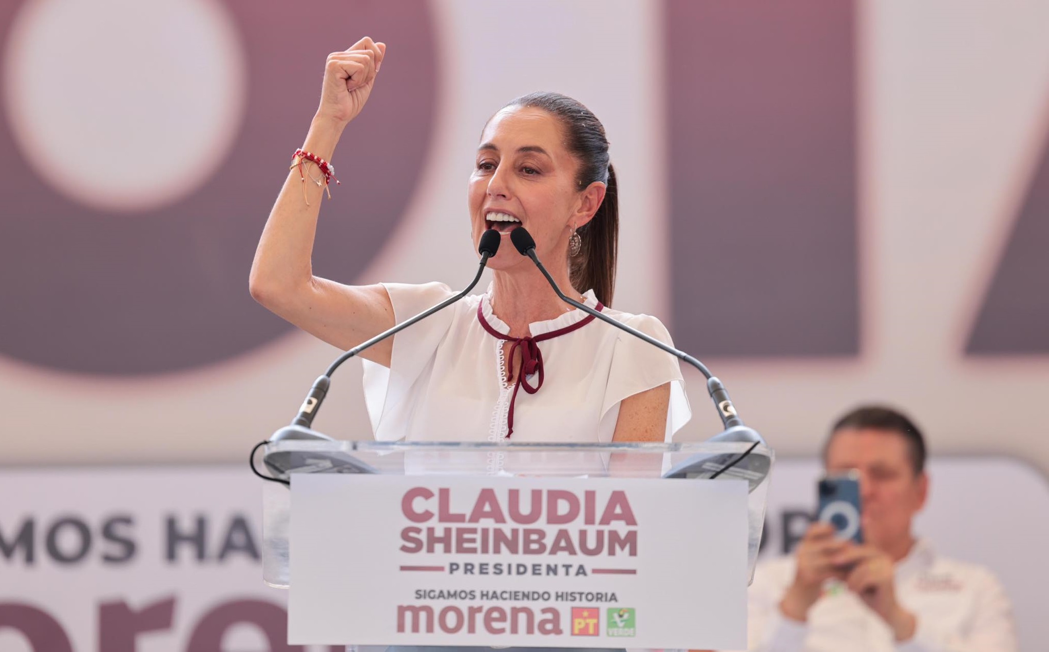 La candidata presidencial oficialista Claudia Sheinbaum habla durante un acto político en Guadalajara, Jalisco.