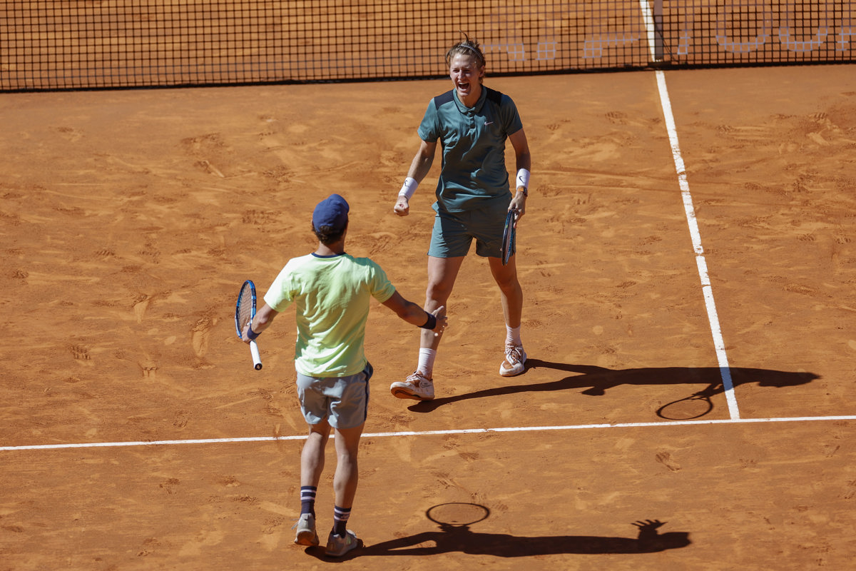 La pareja formada por el estadounidense Sebastian Korda (d) y el australiano Jordan Thompson (i) celebra su victoria. EFE/ Juanjo Martin