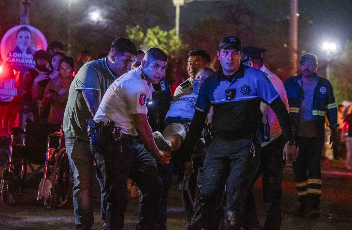 Personal de rescate traslada a personas heridas donde se desplomó un templete durante un acto político de Movimiento Ciudadano (MC) en Monterrey (México). EFE/Miguel Sierra