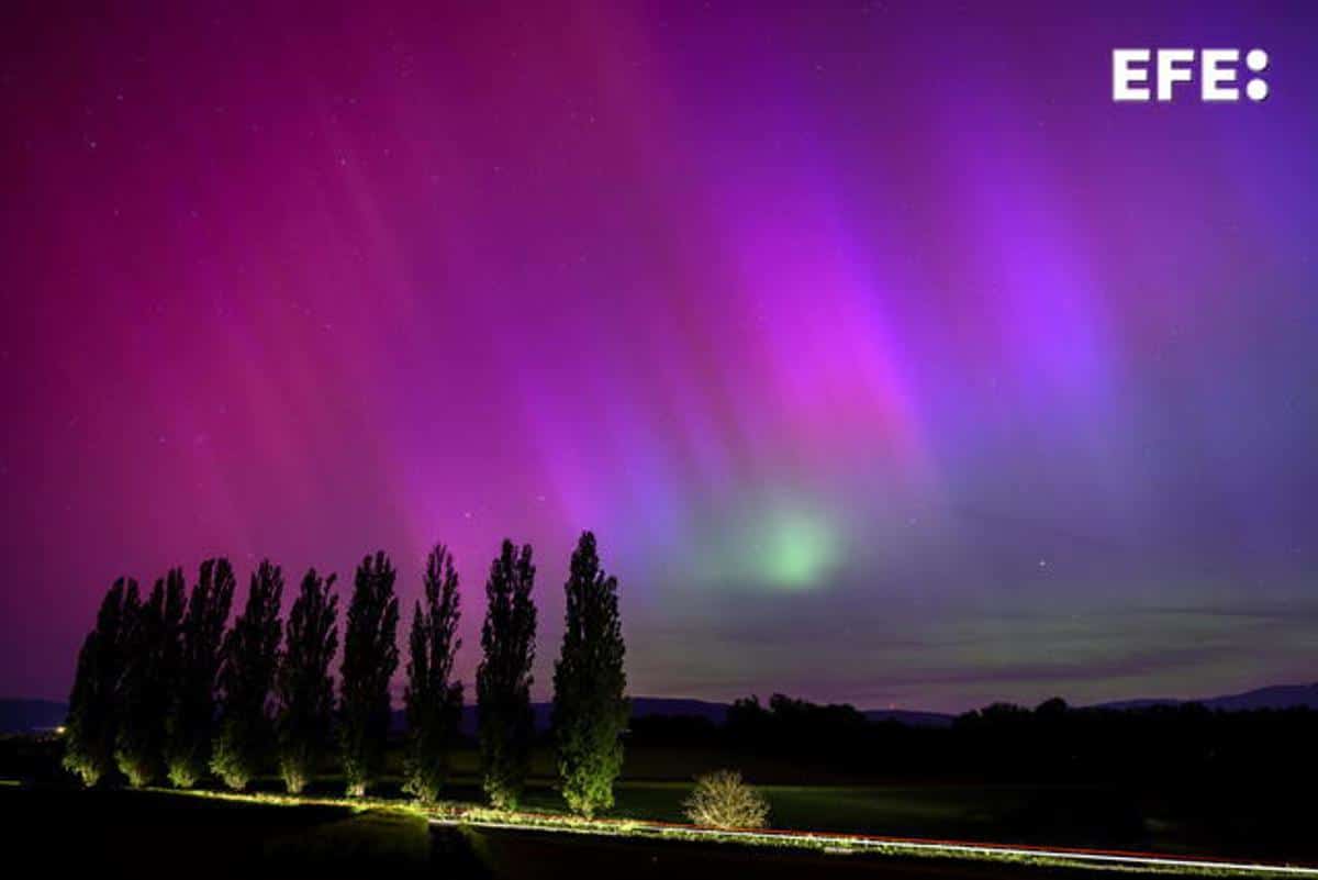 Vista de la aurora boreal vista durante la noche del viernes en Daillens, Suiza. EFE/ Laurent Gillieron