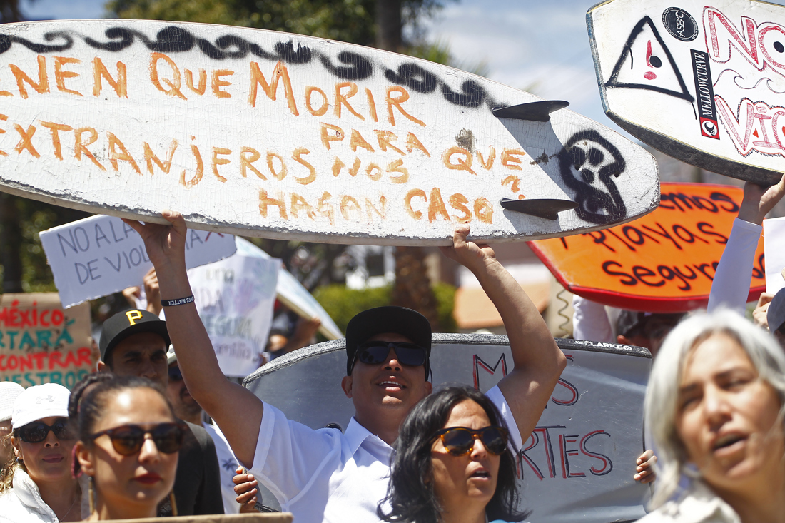 Personas se manifiestan para exigir justicia por el asesinato de 3 surfistas extranjeros en Ensenada, Baja California (México). EFE/Alejandro Zepeda