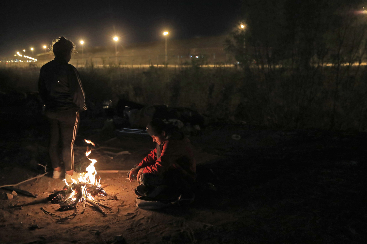 Migrantes acampan en las inmediaciones del muro fronterizo de Ciudad Juárez en Chihuahua (México). EFE/Luis Torres