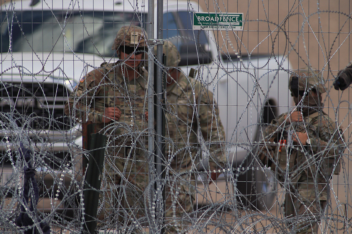 Personal de la Guardia Nacional estadounidense permanecen junto a una cerca de navajas y púas en el muro fronterizo entre México y EUA en Ciudad Juárez, Chihuahua (México). EFE/Luis Torres